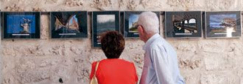 Exposición de la primera edición del concurso Fotográfico en el patio del Ayuntamiento de Cuéllar. / Gabriel Gómez