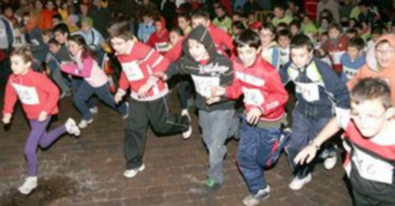 Vecinos y visitantes tienen una cita obligada con la San Silvestre antes de la cena de Nochevieja./ Gabriel Gómez