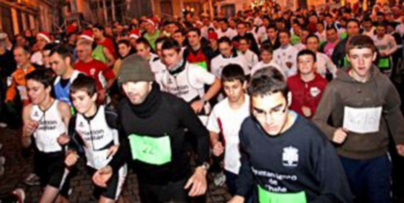 La XV edición de la San Silvestre alcanzó los 270 participantes 1 Tras la carrera de la categoría infantil tomaron salida el resto de participantes en la prueba ./Gabriel Gómez