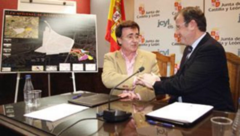 El consejero de Fomento y el alcalde firmaron el protocolo de colaboración para el desarrollo del PRAU. /Gabriel Gómez