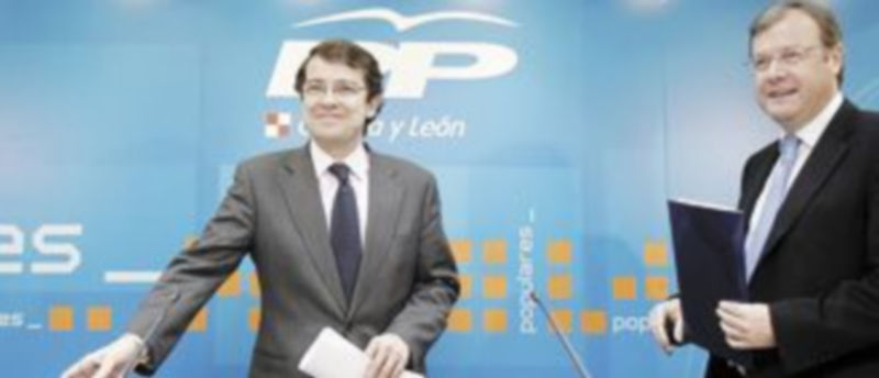 Fernández Mañueco (i) y Antonio Silván informan sobre la reunión del Comité de Campaña del PP. /Ical