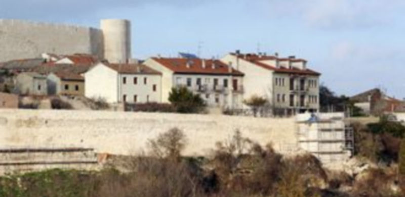 En la Torre de Santiago (arriba) se han concluído los trabajos para la puesta en valor de la torre hexagonal. /Gabriel Gómez