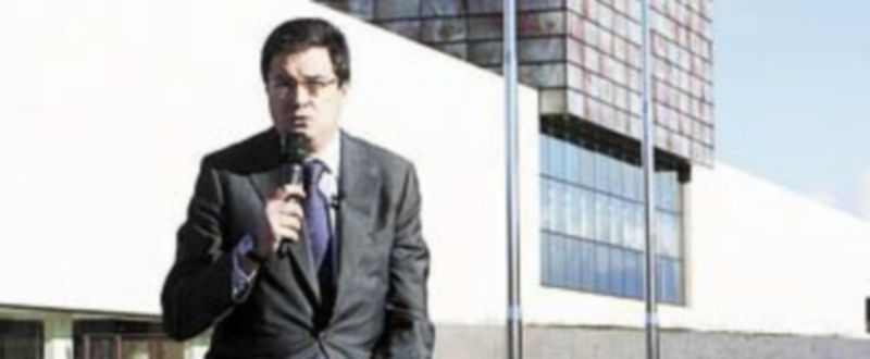 López presenta su campaña en la Plaza de las Cortes regionales. / Ical