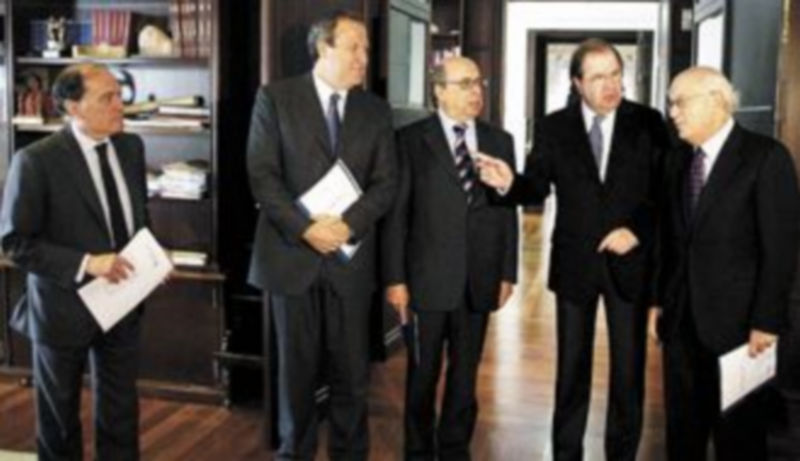 El consejero Tomás Villanueva (i)