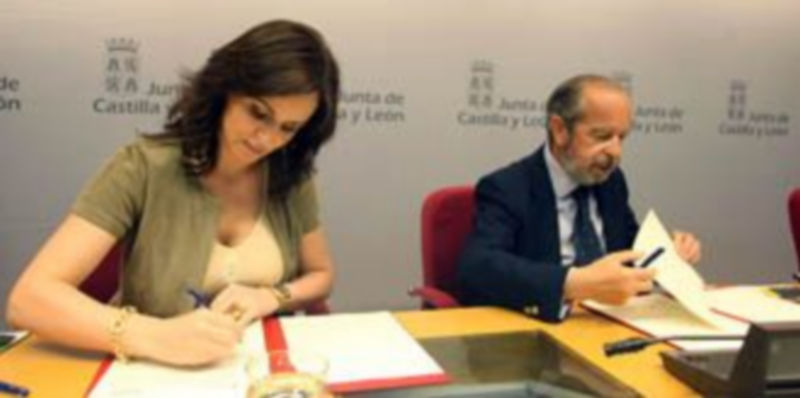 Silvia Clemente y Francisco de la Riva firma el acuerdo. / Ical