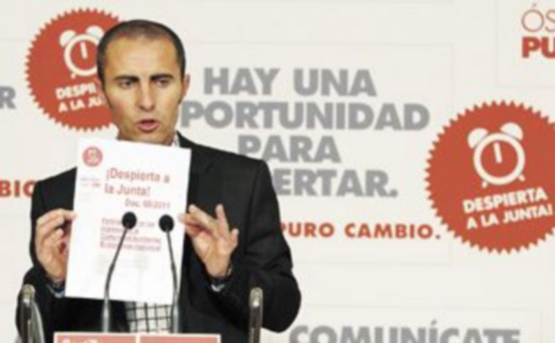 Julio López informa de la propuesta socialista de participación de los ayuntamientos en los ingresos de la Comunidad. / Rubén Cacho (Ical)