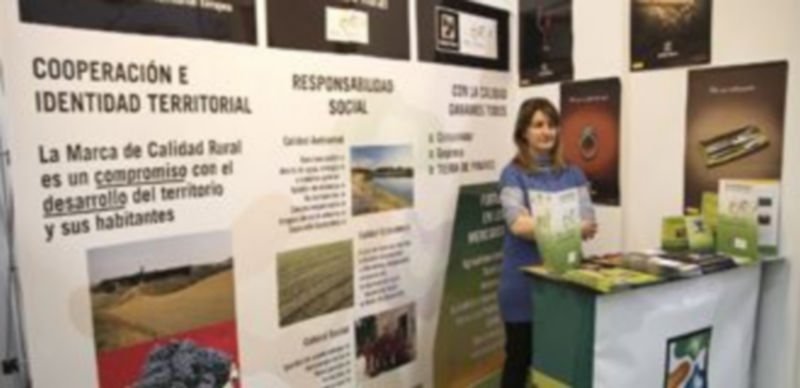Honorse Tierra de Pinares ya promocionó la marca de calidad en su stand en la Feria de Cuéllar. / Gabriel Gómez.
