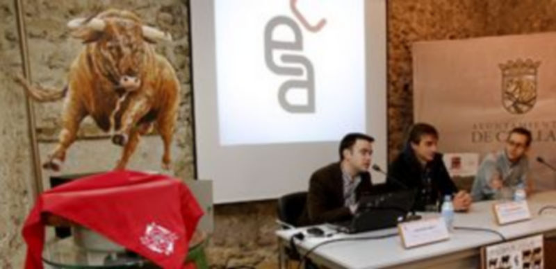 El Palacio de Pedro I acogió el acto de entrega del trofeo al representante de la ganadería Esteban Isidro. / Gabriel Gómez