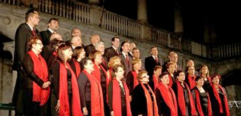 La Coral Cuellarana durante una de sus actuaciones en el municipio. / Gabriel Gómez.