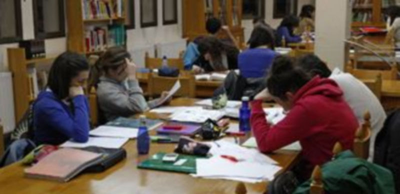 Sala de estudio de la biblioteca del  Centro Cultural Cronista Herrera