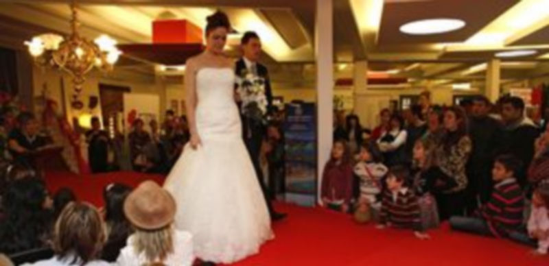 El vestido de novia y el traje de novio cerraron el desfile matinal del domingo. / Gabriel Gómez