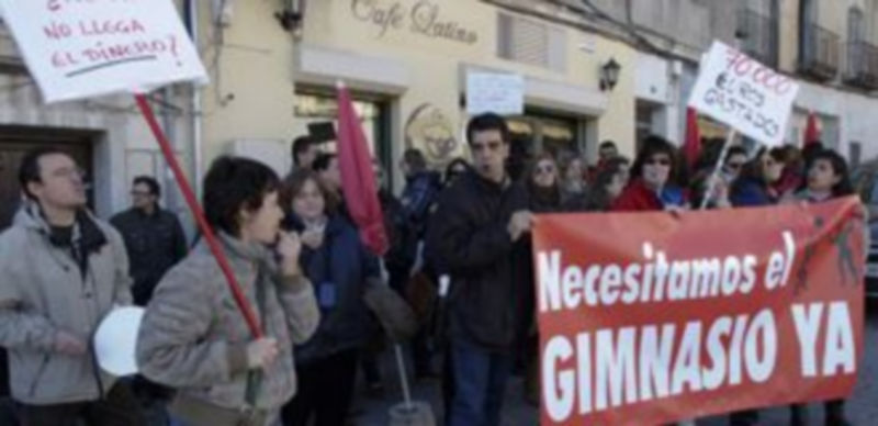Los padres iniciaron la protesta frente al centro educativo con silbatos y pancartas. / Gabriel Gómez