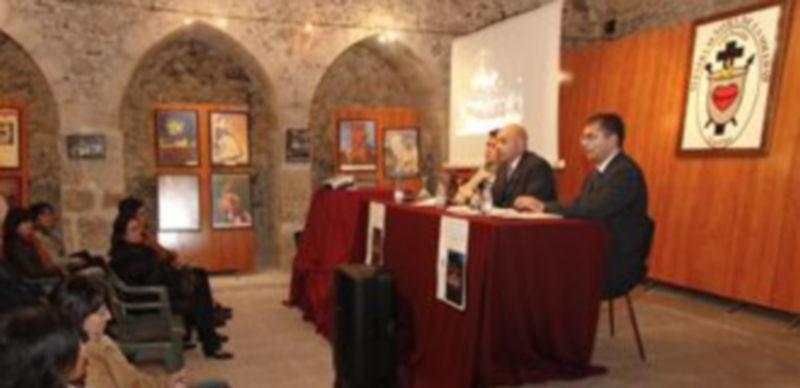 Francisco García (izq) junto a miembros de La Soledad durante la conferencia./Gabriel Gómez