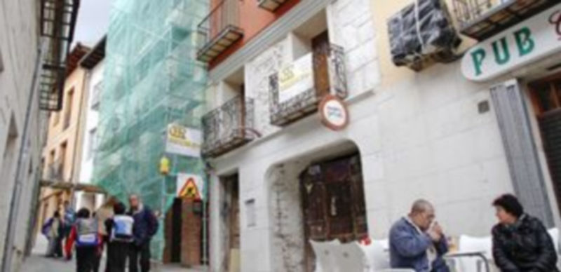 En los últimos días se ha iniciado una actuación en un edificio de la calle Carchena./ Gabriel Gómez.