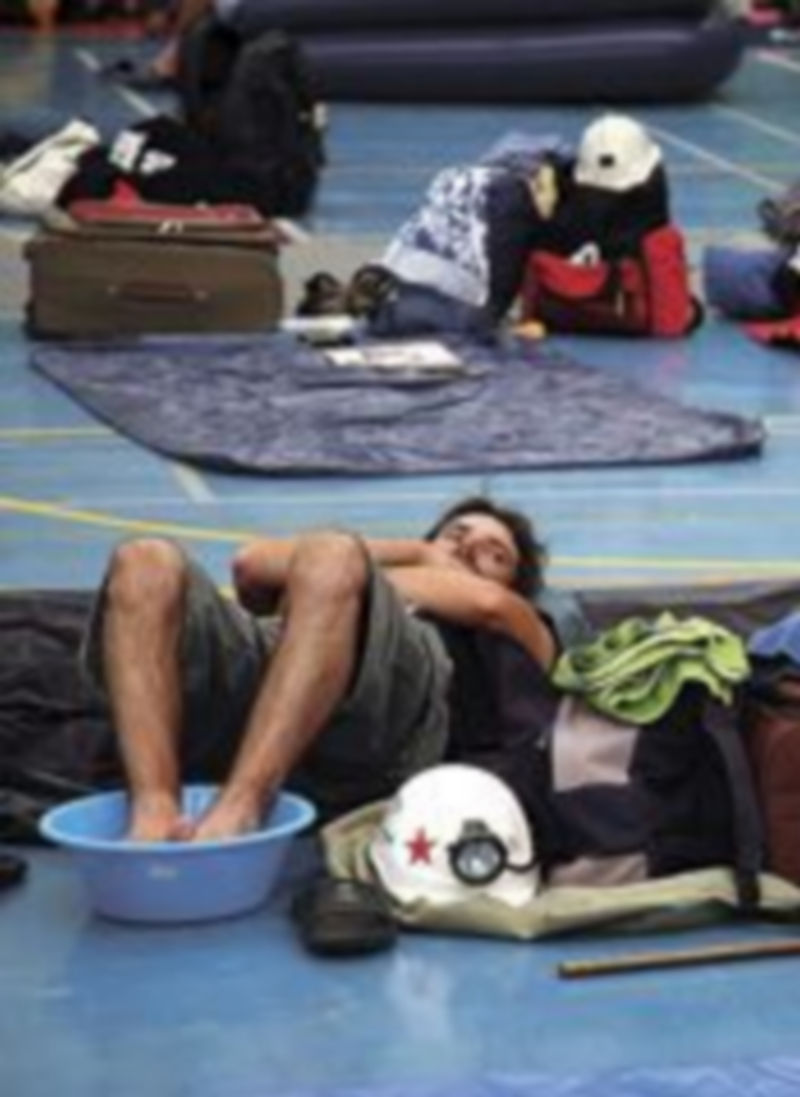 Los mineros participantes en la marcha por el carbón descansan tras su llegada a Tordesillas. / Eduardo Margareto (ical)