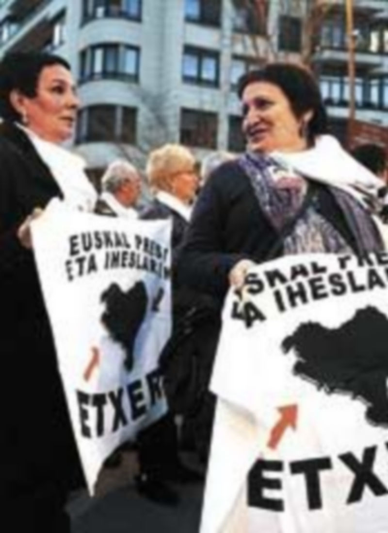 Manifestación en favor de acercar a los presos de la banda al País Vasco. / Reuters