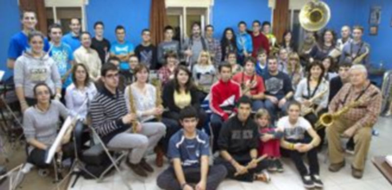 Integrantes de la Banda Municipal de Música tras el ensayo general previo al concierto que ofrecerán hoy en la sala Alfonsa de la Torre. / Gabriel Gómez