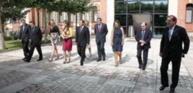 Los nueve consejeros de la Junta el día de su toma de posesión junto al presidente del Gobierno autonómico. / Ical