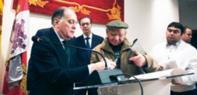 Villanueva firma con alcaldes salmantinos los convenios para subvencionar la contratación temporal de trabajadores. / Ical