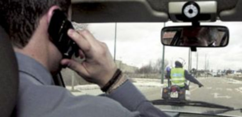 Un Guardia Civil manda parar a un conductor que hablaba por el móvil. / Ical