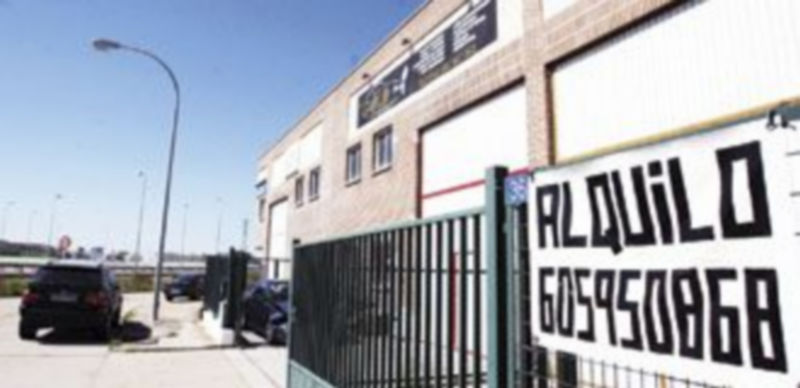 Naves en venta o alquiler en el polígono del Esparragal en Santovenia de Pisuerga (Valladolid). / Miriam Chacón (ICAL)