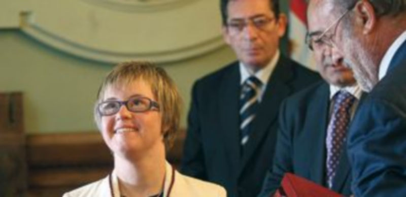 Ángela Bachiller dará voz y voto a las personas con síndrome de Down 1 Ángela Bachiller mira a su familia tras recibir la medalla que la acredita como concejala de Valladolid. / MIRIAM CHACÓN ( ICAL)