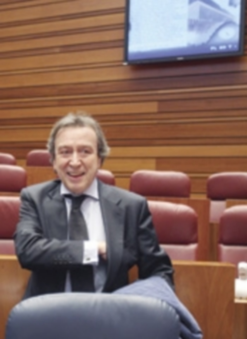 La Junta redobla los planes para adelgazar la Administración con 66 nuevas medidas 1 José Antonio de Santiago-Juárez en su llegada el Pleno. / Ical