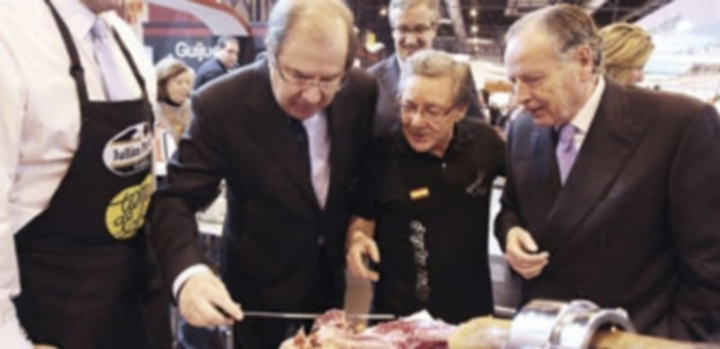 Juan Vicente Herrera corta jamón en el stand de Guijuelo junto a José María Álvarez del Manzano