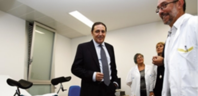 Sanidad garantiza el servicio de los consultorios rurales durante el verano 1 El consejero de Sanidad