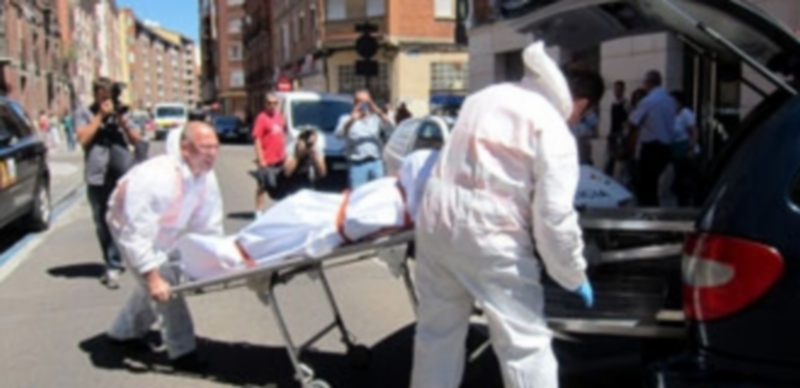 Agentes de la Policía Científica retiran el cadáver del hombre fallecido con signos de violencia./ EP