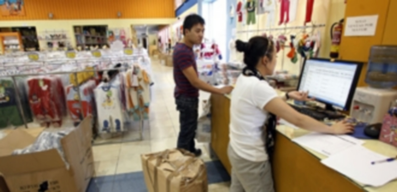 Dos ciudadanos de nacionalidad china trabajan con el ordenador en uno de los comercios de la región. / Agencias