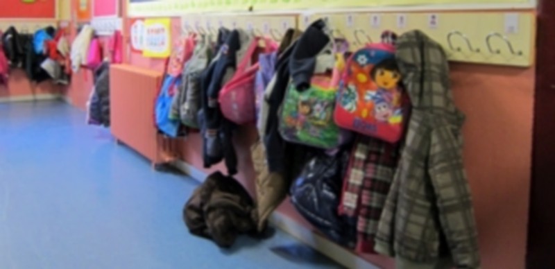 Ropero en un aula de Infantil con abrigos y carpetas de los alumnos. / EP
