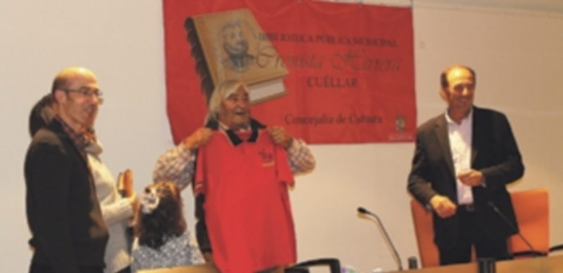 Simón Caminero recogiendo el obsequio de la asociación ‘A caballo’ al finalizar el coloquio del que fue protagonista. / Chantal Núñez