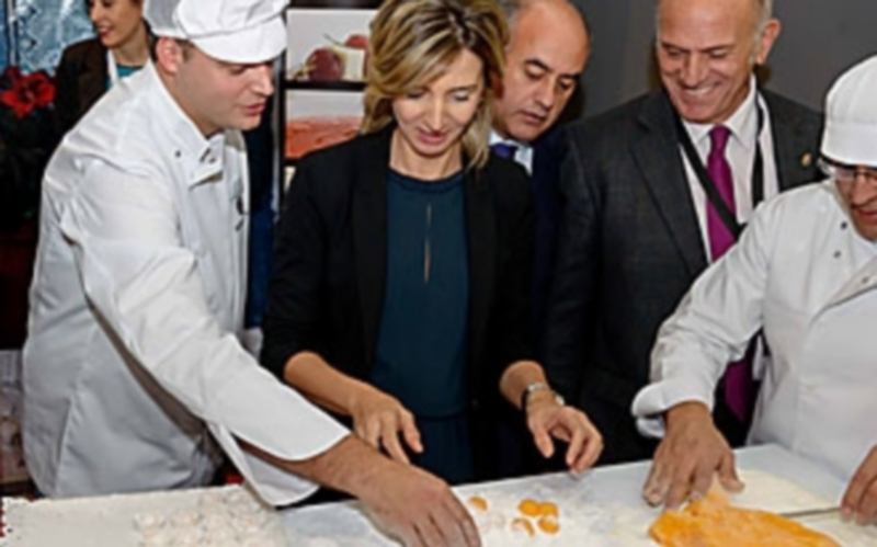 Alicia García da forma a unas yemas de Santa Teresa en el marco de la Feria de Turismo e Interior. / Jcyl