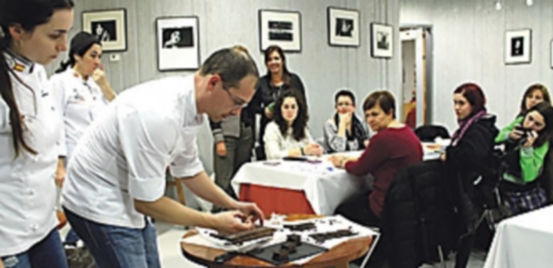 Nacho González instruyó a su grupo de alumnas