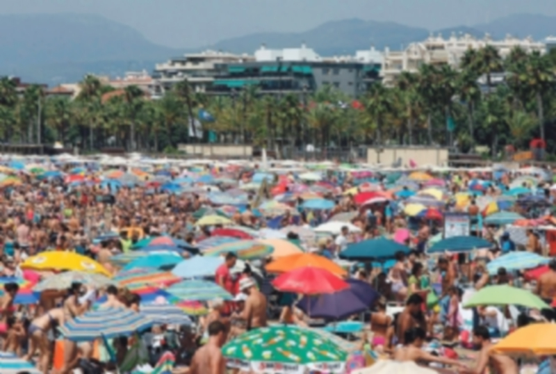 Las playas nacionales son el destino elegido de manera mayoritaria por los habitantes de la región para sus vacaciones. / EFE