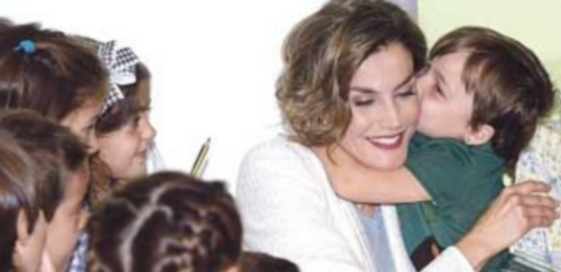 La Reina llama a padres y docentes a trabajar juntos por la educación 1 La Reina Letizia recibe un beso de una de las alumnas que cursan sus estudios en el colegio palentino donde se inauguró el curso escolar oficialmente. / Nacho Gallego/Efe