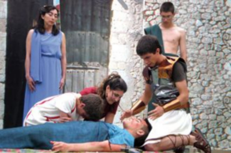 Algunos de los integrantes de Los Mirmidones durante la representación de una obra clásica. / El Adelantado