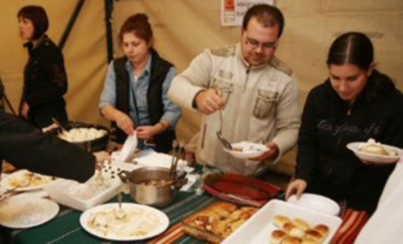 Los visitantes pudieron degustar platos típicos de la cocina búlgara y ecuatoriana. / Gabriel Gómez