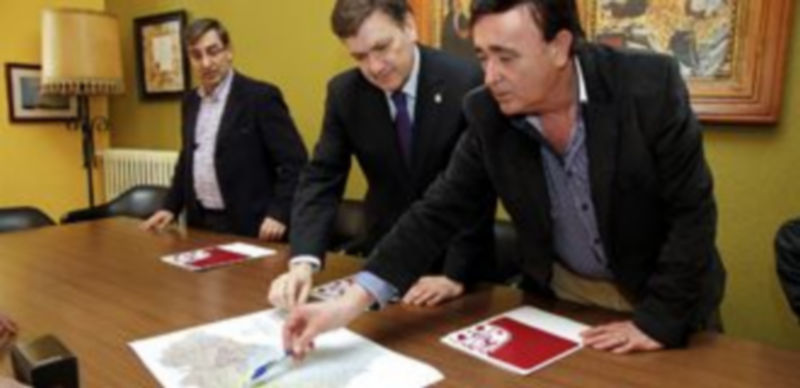 Francisco Vázquez y el alcalde de la villa observan sobre el mapa el ámbito del parque de la villa. / Gabriel Gómez