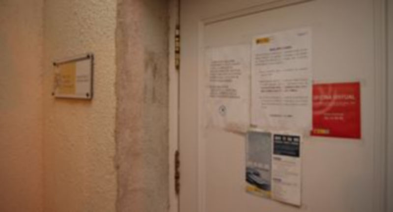 Un cartel instalado en la oficina indica que no se admiten listas no elaboradas por el Servicio de Empleo. /Gabriel Gómez