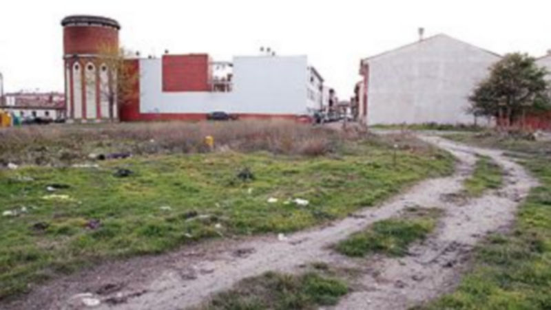 El Ayuntamiento deberá urbanizar la parcela como paso previo a la construcción del nuevo edificio. / Gabriel Gómez