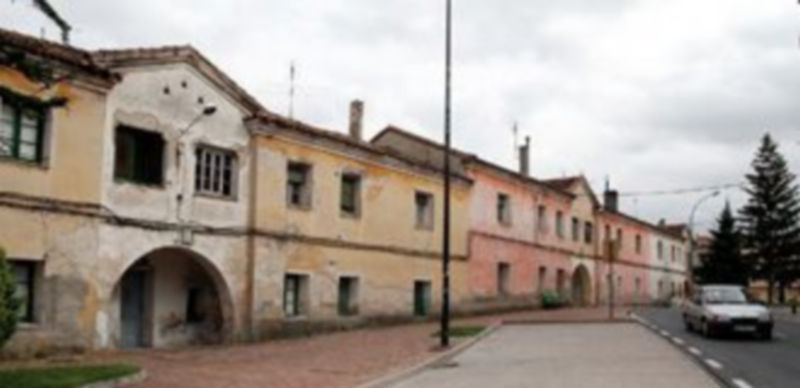 El solar de las antiguas casas de los maestros en la carretera de Arévalo acogerá el centro cultural./Gabriel Gómez
