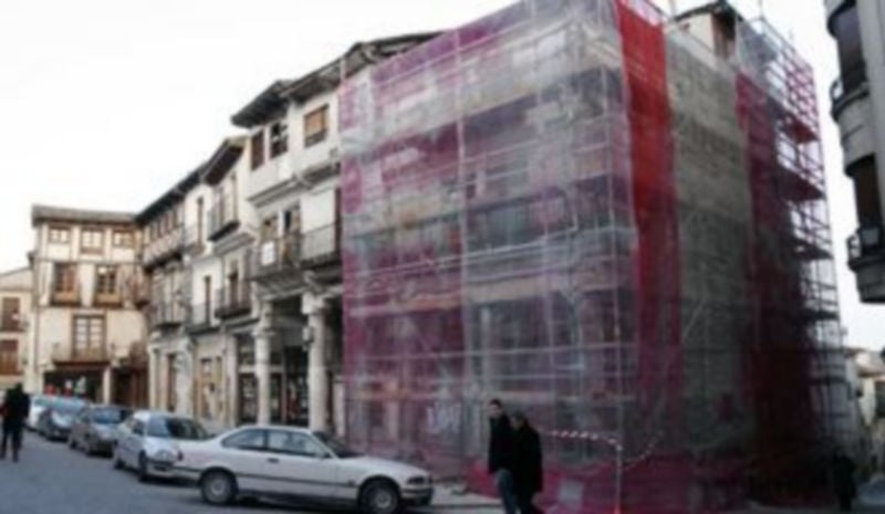 La calle San Pedro se ha cortado al tráfico desde la Plaza Mayor por los andamios colocados en un edificio. /GABRIEL GÓMEZ