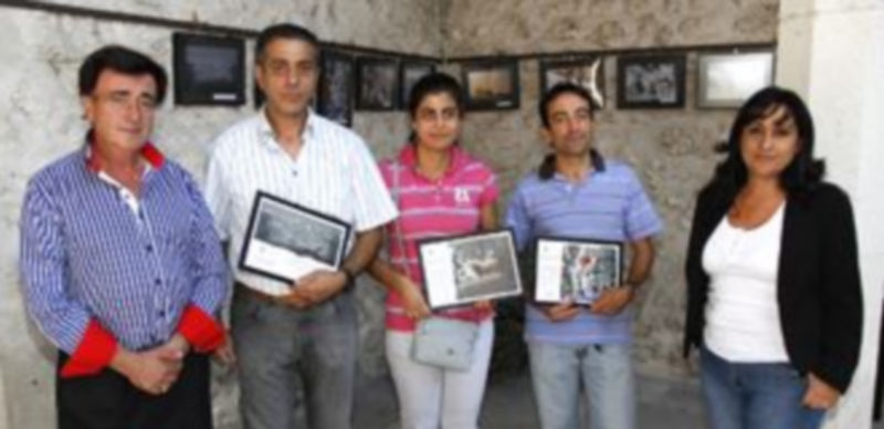 El alcalde y la concejala de Turismo junto a los ganadores tras la entrega de premios. / Gabriel Gómez