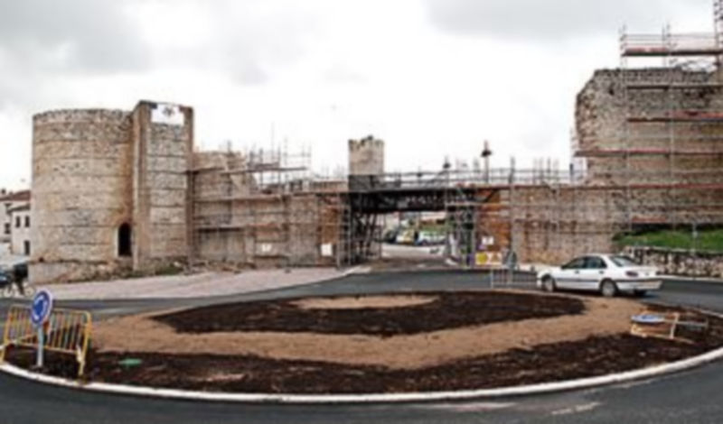 La rotonda junto al Castillo es el lugar propuesto por el PSOE. / Gabriel Gómez