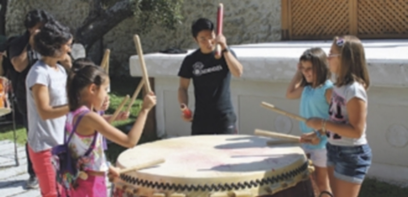 La cultura oriental, de visita en la villa 1 El taller de música japonesa atrajo a los niños hasta los exteriores de Las Tenerías para tocar los ‘Taiko’