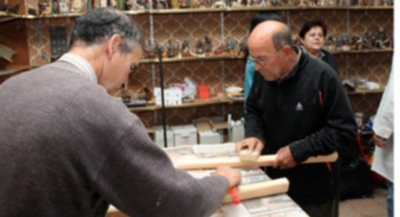 Escenas del trabajo artesanal que se desarrolla en el taller de belenistas donde se ultiman los montajes navideños que se expondrán este año./ Chantal Núñez