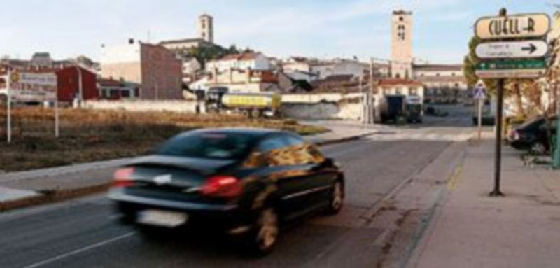Jóvenes jugando al futbolín en la Casa Joven Carchena. / Gabriel Gómez