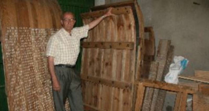 Fotografía de archivo de un vecino de Cantalejo mostrando varios trillos. / Florentino Descalzo